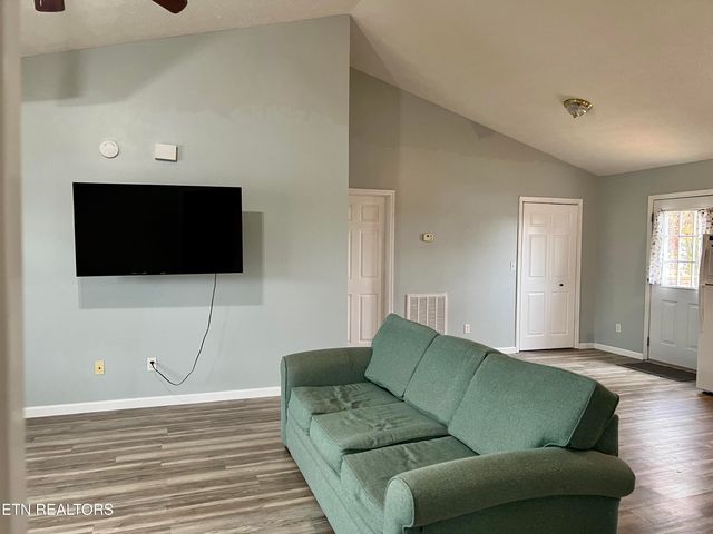 845 Quiet Oaks Way, Dandridge, TN 37725