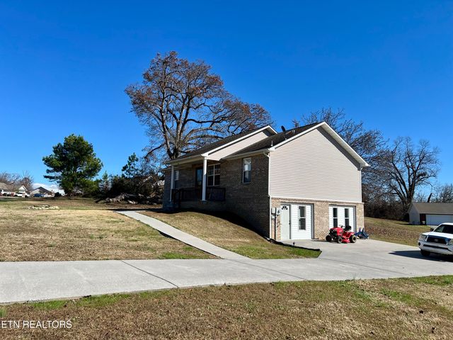845 Quiet Oaks Way, Dandridge, TN 37725