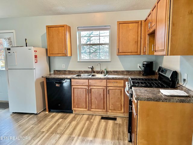 845 Quiet Oaks Way, Dandridge, TN 37725