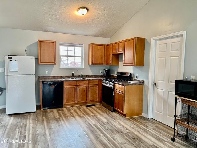 845 Quiet Oaks Way, Dandridge, TN 37725