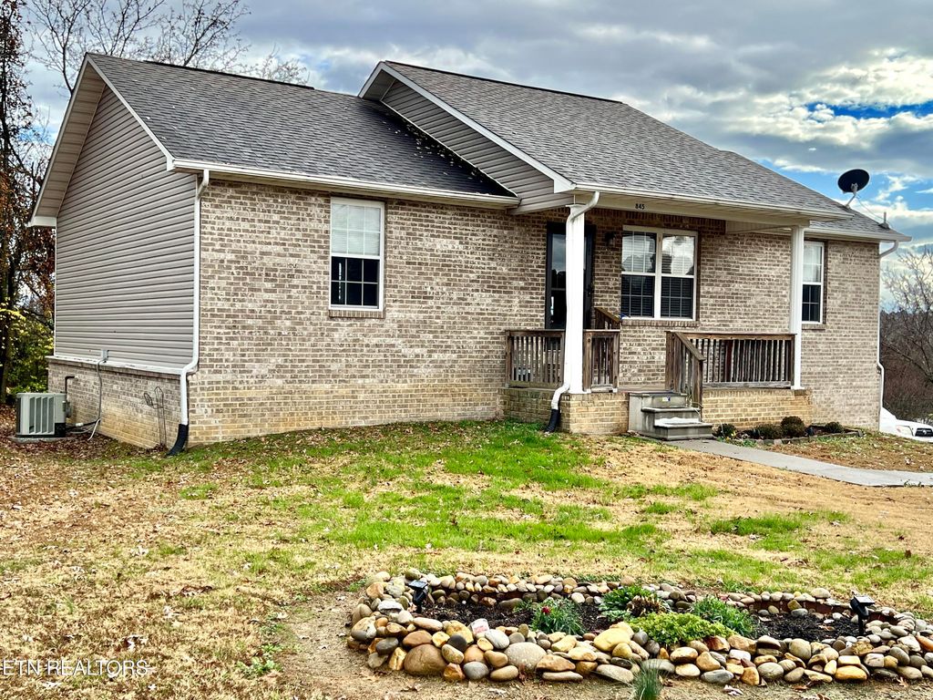 845 Quiet Oaks Way, Dandridge, TN 37725