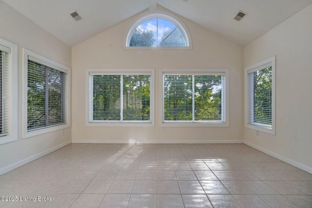 404 McKirkland Pl, Louisville, KY 40245