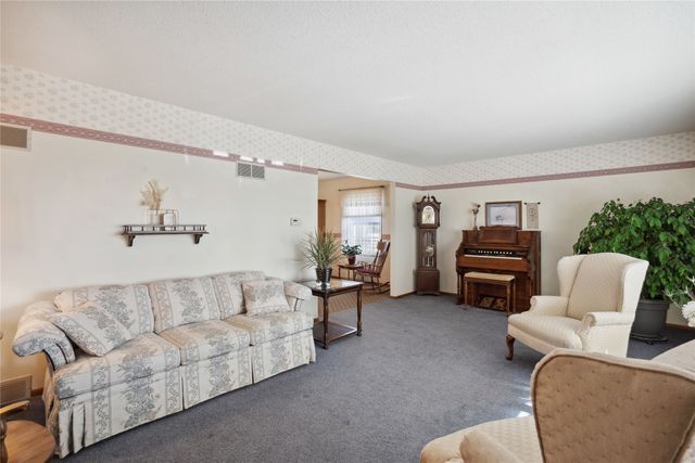 1925 Highway 163 Highway, Pella, IA 50219