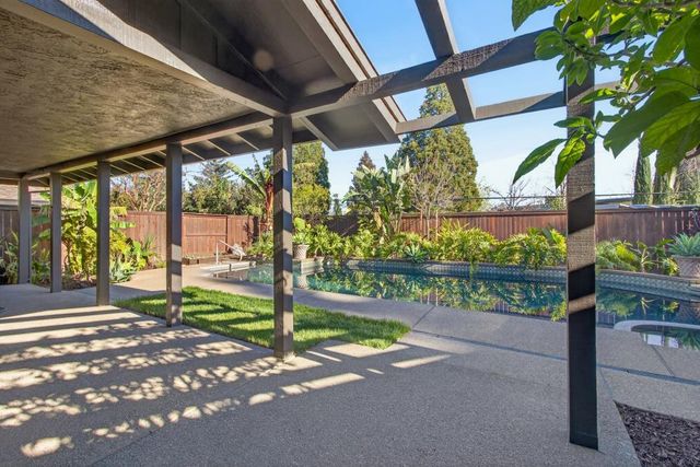 1212 Genesee Ct, Carmichael, CA 95608