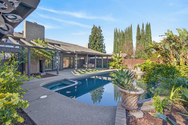 1212 Genesee Ct, Carmichael, CA 95608