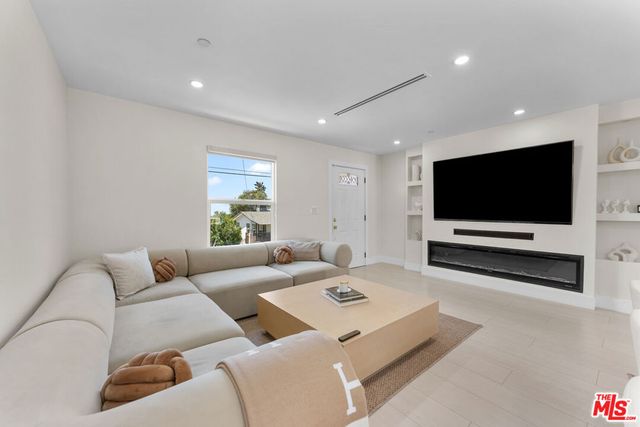 10360 Mcclemont Avenue, Tujunga, CA 91042