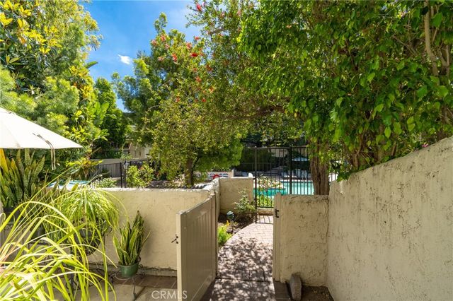 6225 Shoup Avenue 90, Woodland Hills, CA 91367