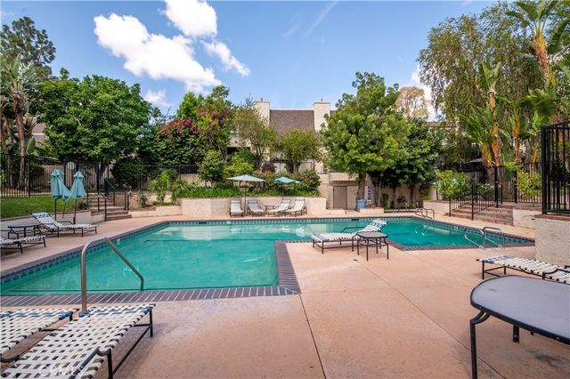 6225 Shoup Avenue 90, Woodland Hills, CA 91367