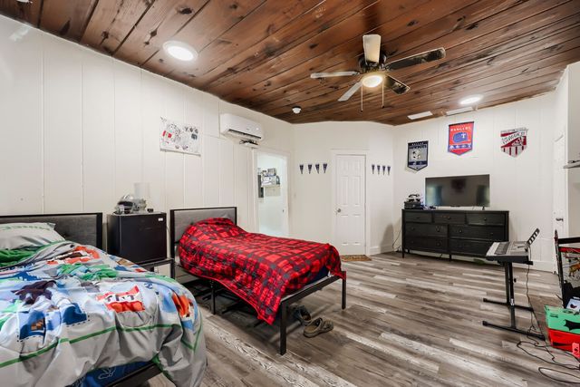 400 S 3rd Street, Grandview, TX 76050