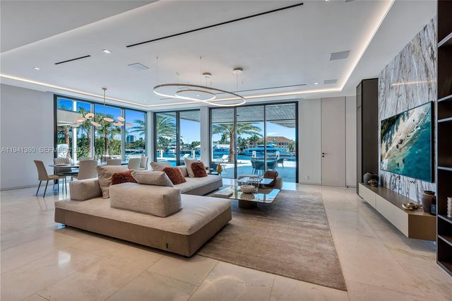 725 Middle River Dr, Fort Lauderdale, FL 33304