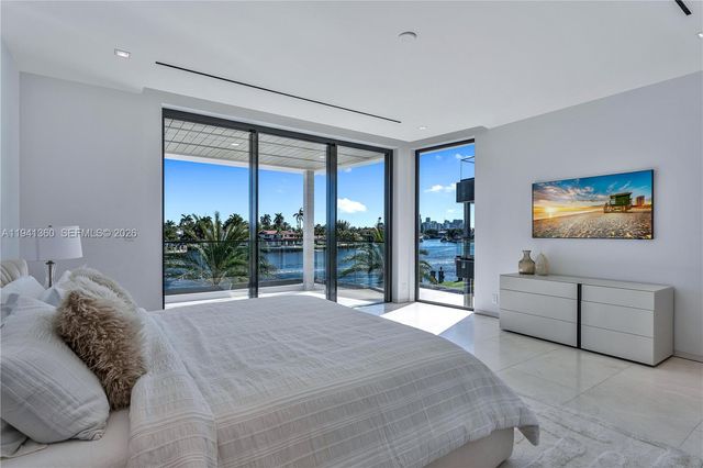 725 Middle River Dr, Fort Lauderdale, FL 33304