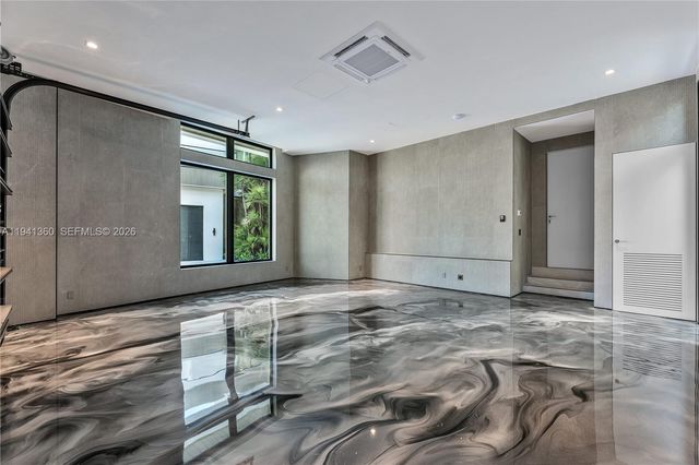 725 Middle River Dr, Fort Lauderdale, FL 33304