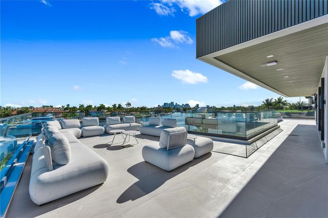 725 Middle River Dr, Fort Lauderdale, FL 33304