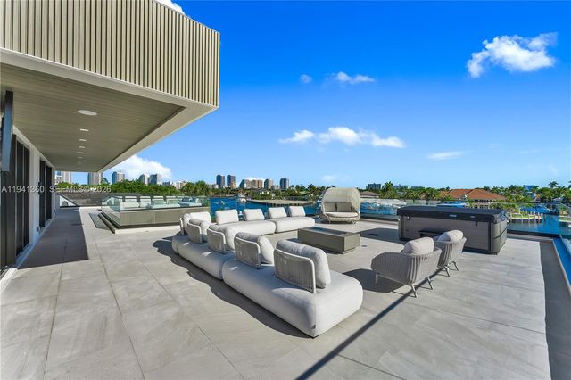 725 Middle River Dr, Fort Lauderdale, FL 33304