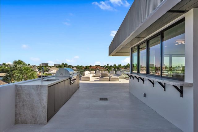 725 Middle River Dr, Fort Lauderdale, FL 33304