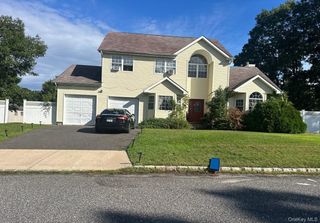 3 Waverly Place, Coram, NY 11727