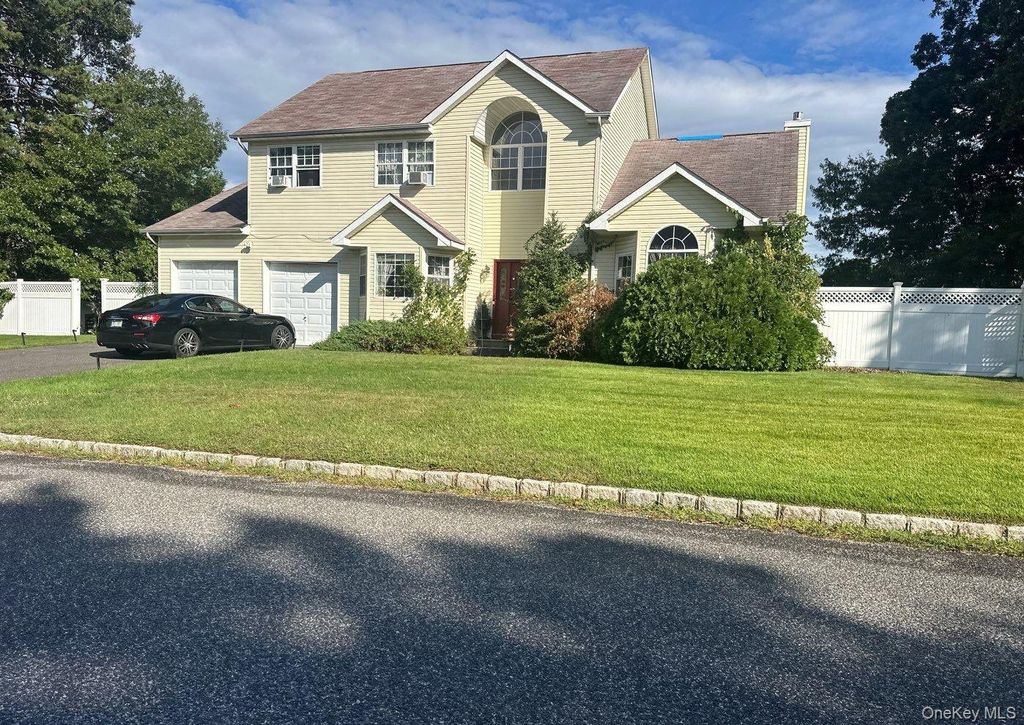 3 Waverly Place, Coram, NY 11727 — photo 4