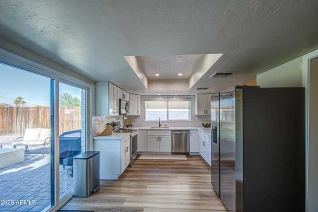 1214 E DESERT COVE Avenue, Phoenix, AZ 85020
