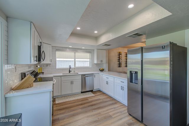 1214 E DESERT COVE Avenue, Phoenix, AZ 85020