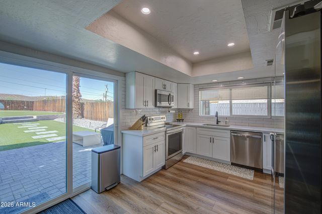 1214 E DESERT COVE Avenue, Phoenix, AZ 85020
