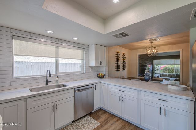 1214 E DESERT COVE Avenue, Phoenix, AZ 85020