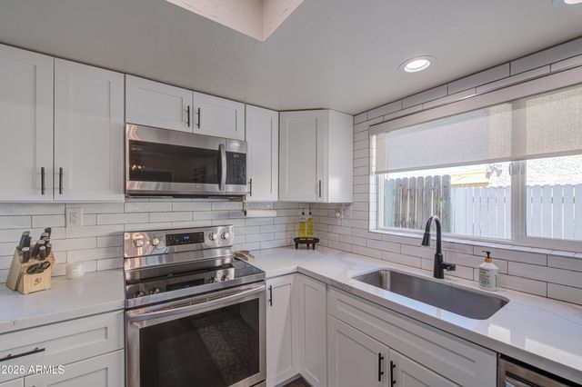 1214 E DESERT COVE Avenue, Phoenix, AZ 85020
