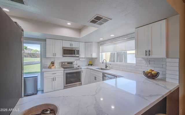 1214 E DESERT COVE Avenue, Phoenix, AZ 85020