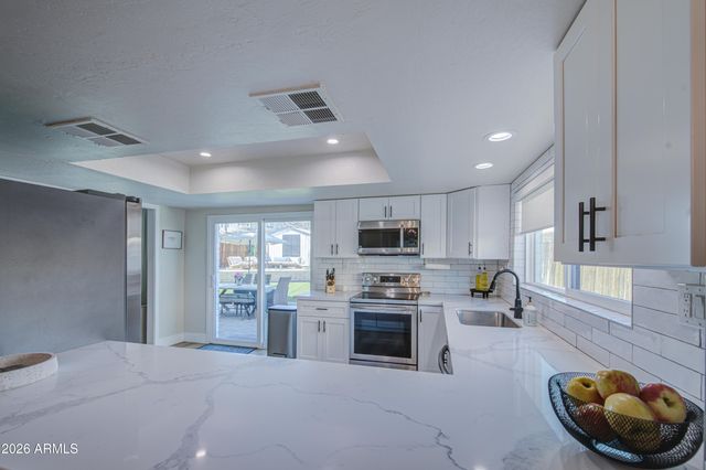 1214 E DESERT COVE Avenue, Phoenix, AZ 85020