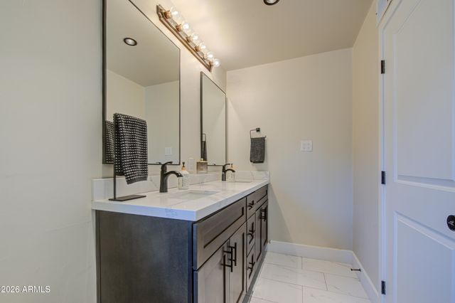 1214 E DESERT COVE Avenue, Phoenix, AZ 85020