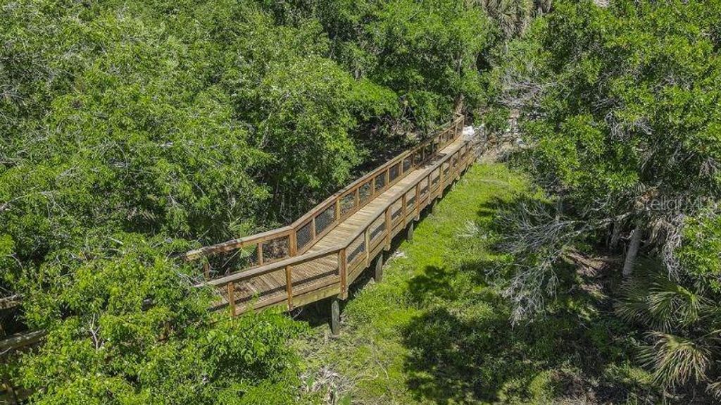 Image 6 of property listing at 10898 ECLIPSE STREET, Sarasota, FL 34241