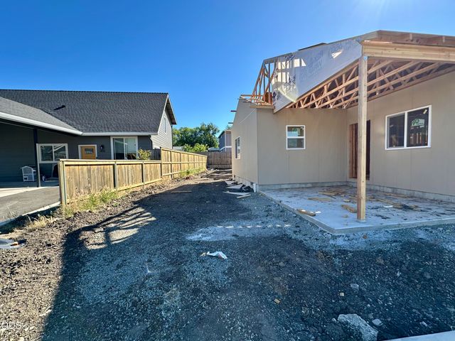 315 E Rapp Road, Talent, OR 97540