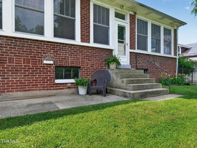 415 East Main Street, Marion, VA 24354