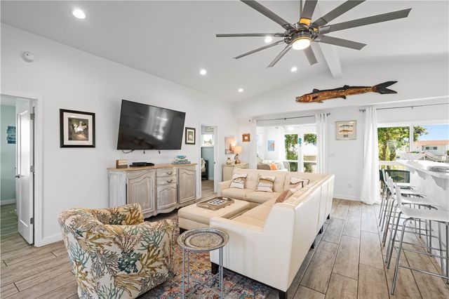 42 Nassau Dr, Rockport, TX 78382
