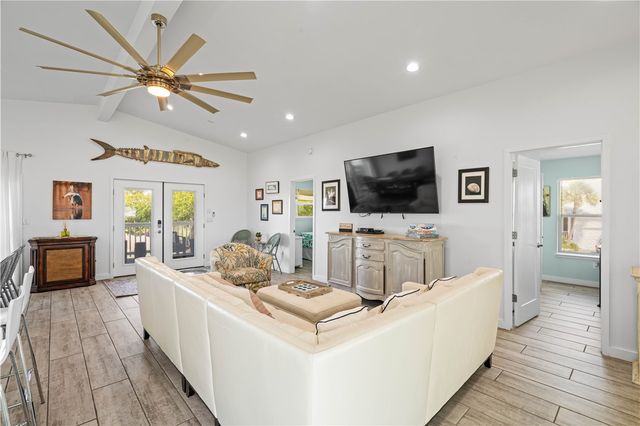 42 Nassau Dr, Rockport, TX 78382