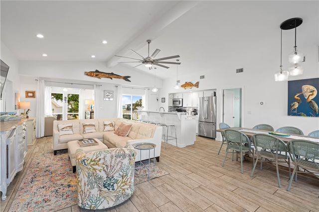 42 Nassau Dr, Rockport, TX 78382