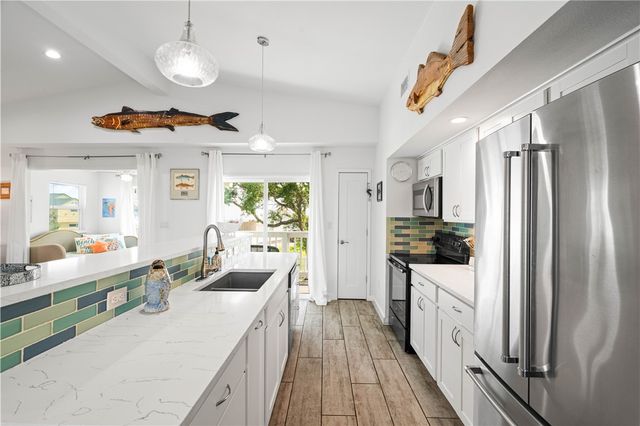 42 Nassau Dr, Rockport, TX 78382