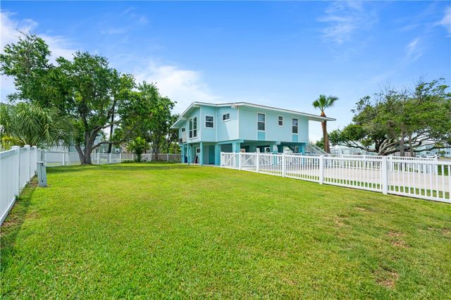 42 Nassau Dr, Rockport, TX 78382