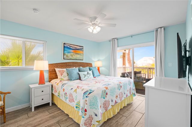 42 Nassau Dr, Rockport, TX 78382