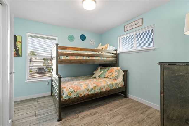 42 Nassau Dr, Rockport, TX 78382