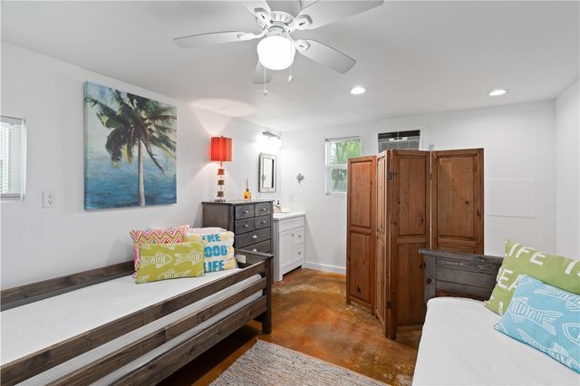 42 Nassau Dr, Rockport, TX 78382
