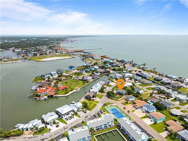 42 Nassau Dr, Rockport, TX 78382