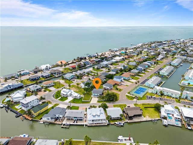 42 Nassau Dr, Rockport, TX 78382