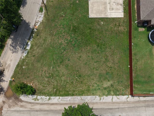 10 W Higgins Boulevard, Cockrell Hill, TX 75211