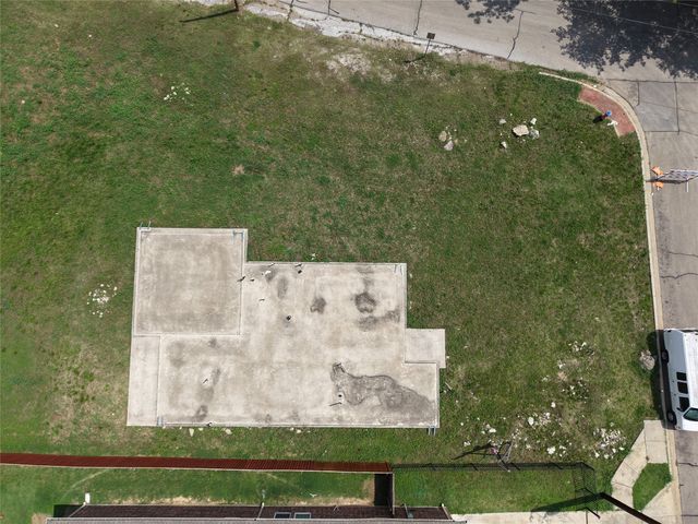 10 W Higgins Boulevard, Cockrell Hill, TX 75211