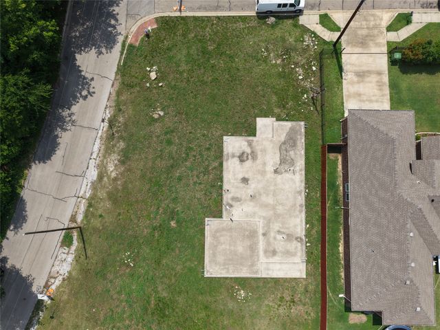 10 W Higgins Boulevard, Cockrell Hill, TX 75211