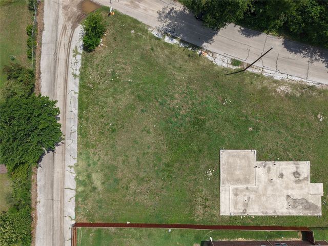 10 W Higgins Boulevard, Cockrell Hill, TX 75211