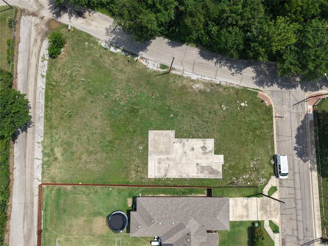 10 W Higgins Boulevard, Cockrell Hill, TX 75211