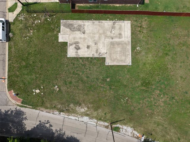 10 W Higgins Boulevard, Cockrell Hill, TX 75211