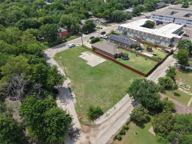 10 W Higgins Boulevard, Cockrell Hill, TX 75211
