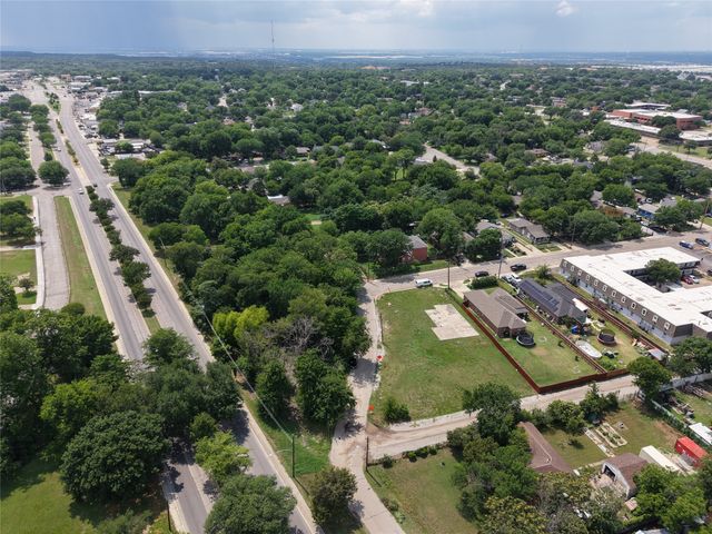 10 W Higgins Boulevard, Cockrell Hill, TX 75211